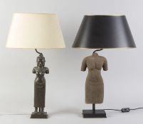 Zwei Tischlampen Schwarz lackierte Gestelle aus Holz und Metall. Torso aus Steinguss bzw. Bronze-Sku