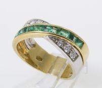 Smaragd-Brillant-Ring Gelbgold und Weißgold 750. Ausgefasst mit Smaragdcarrés und kleinen Brill. RG 