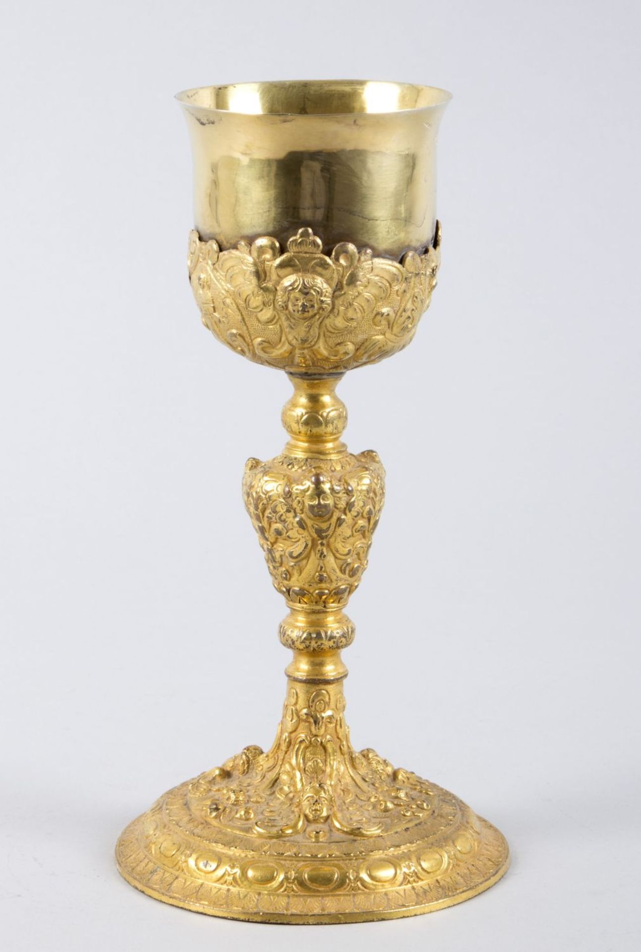 Historismus-Pokal Metall, vergoldet. Kuppa mit glatter Wandung. Balusterschaft mit reichem Reliefdek