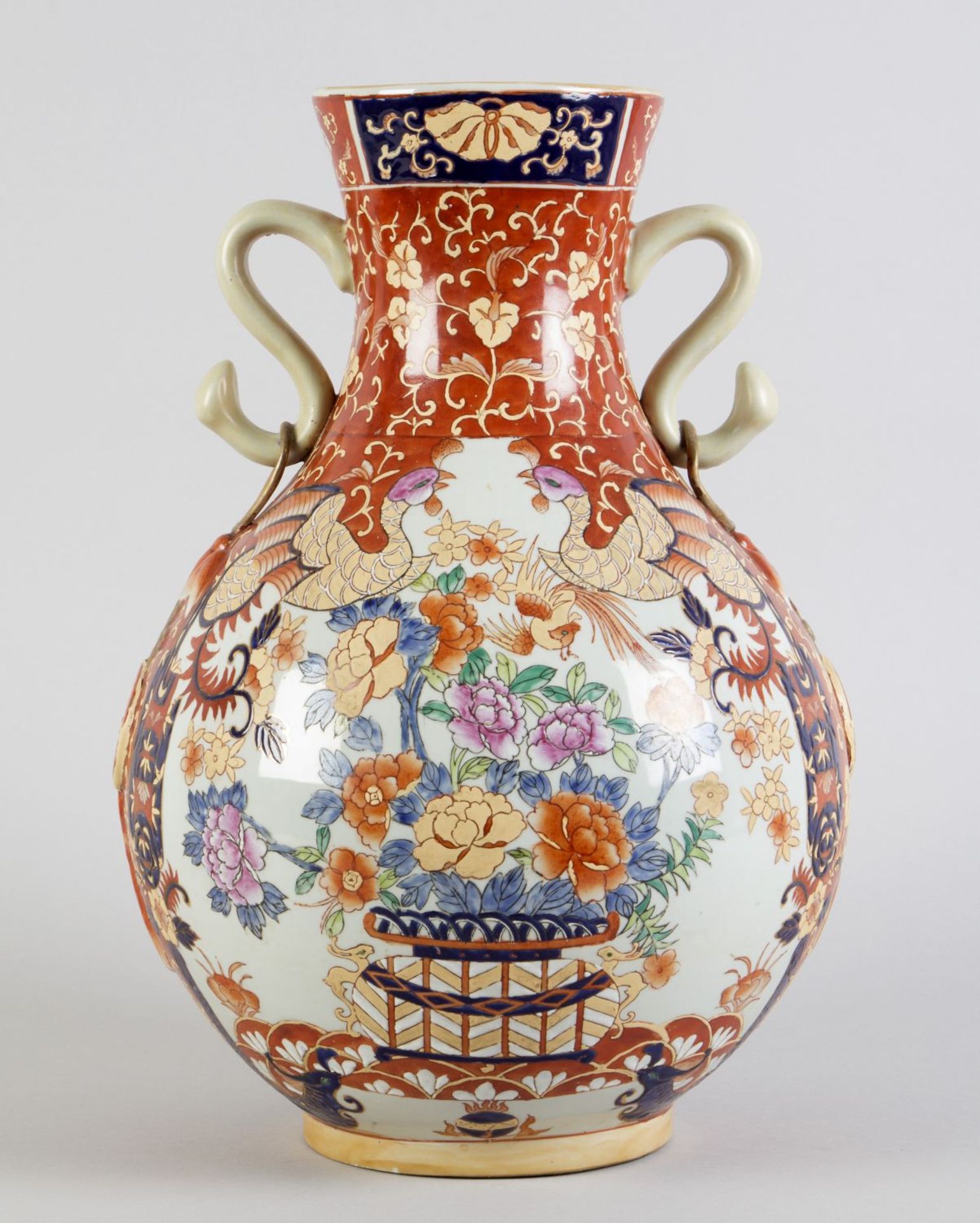 Vase Porzellan. Gebauchter Korpus mit 2 seitlichen, S-förmigen Handhaben. Polychromer Dekor mit Phön