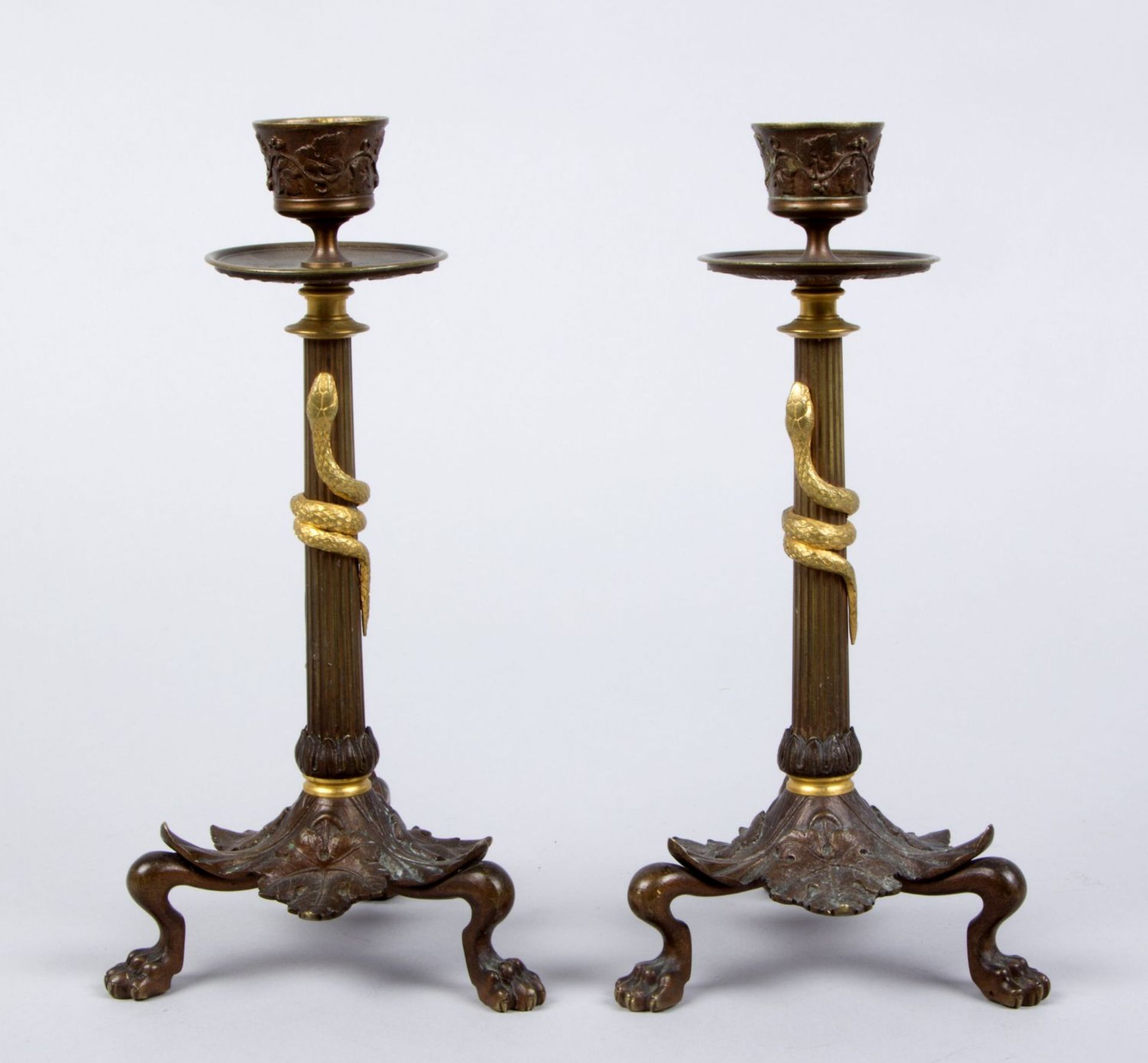 Ein Paar Kerzenleuchter, 1-flammig Bronze und Messing, partiell brüniert. Vasenförmige Tülle auf  Tr