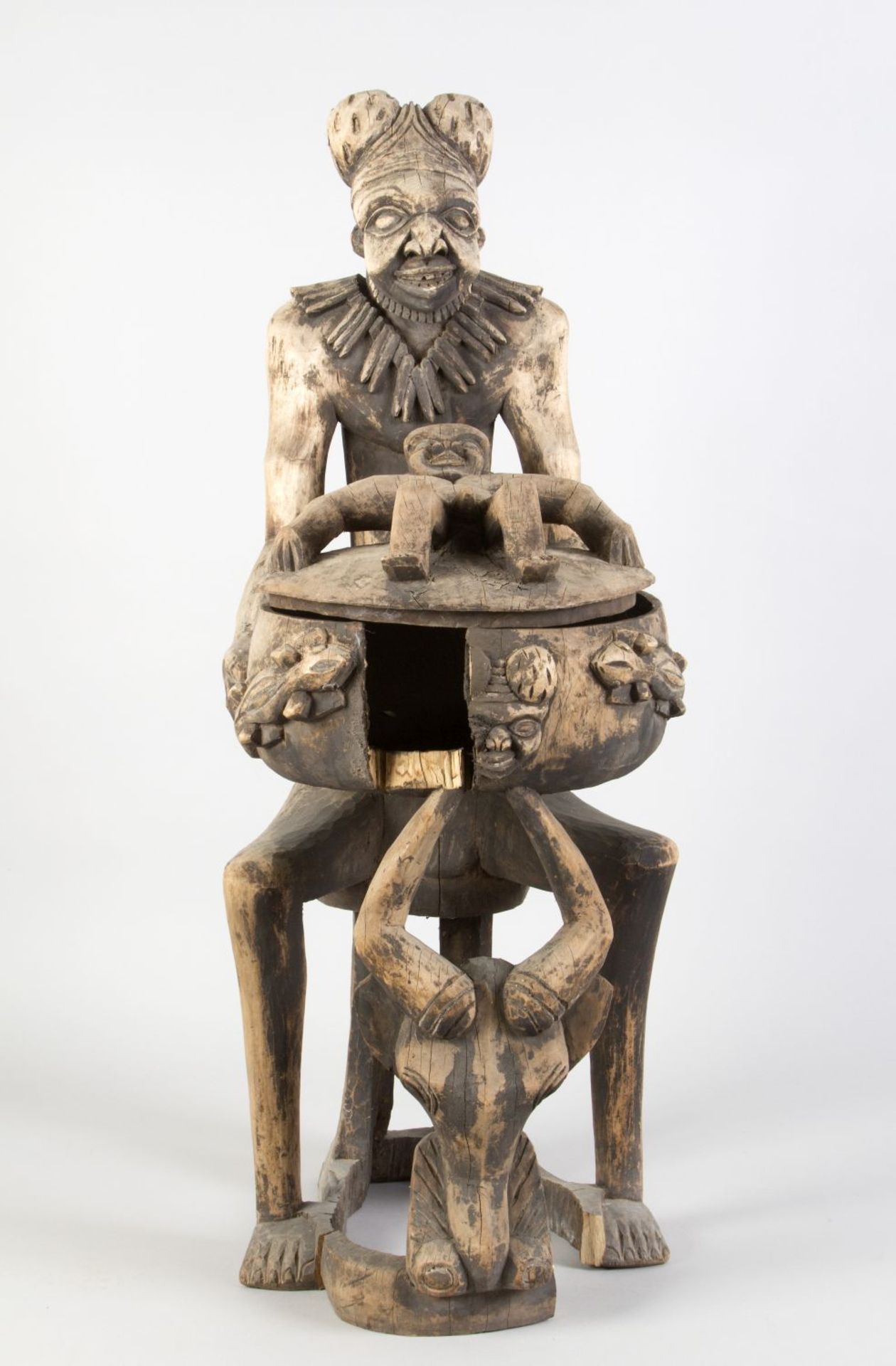 Große sitzende Figur mit Deckelgefäß Holz, geschnitzt. Mit Tiermotiven u.a. Antilopenkopf. BAMILEKE,