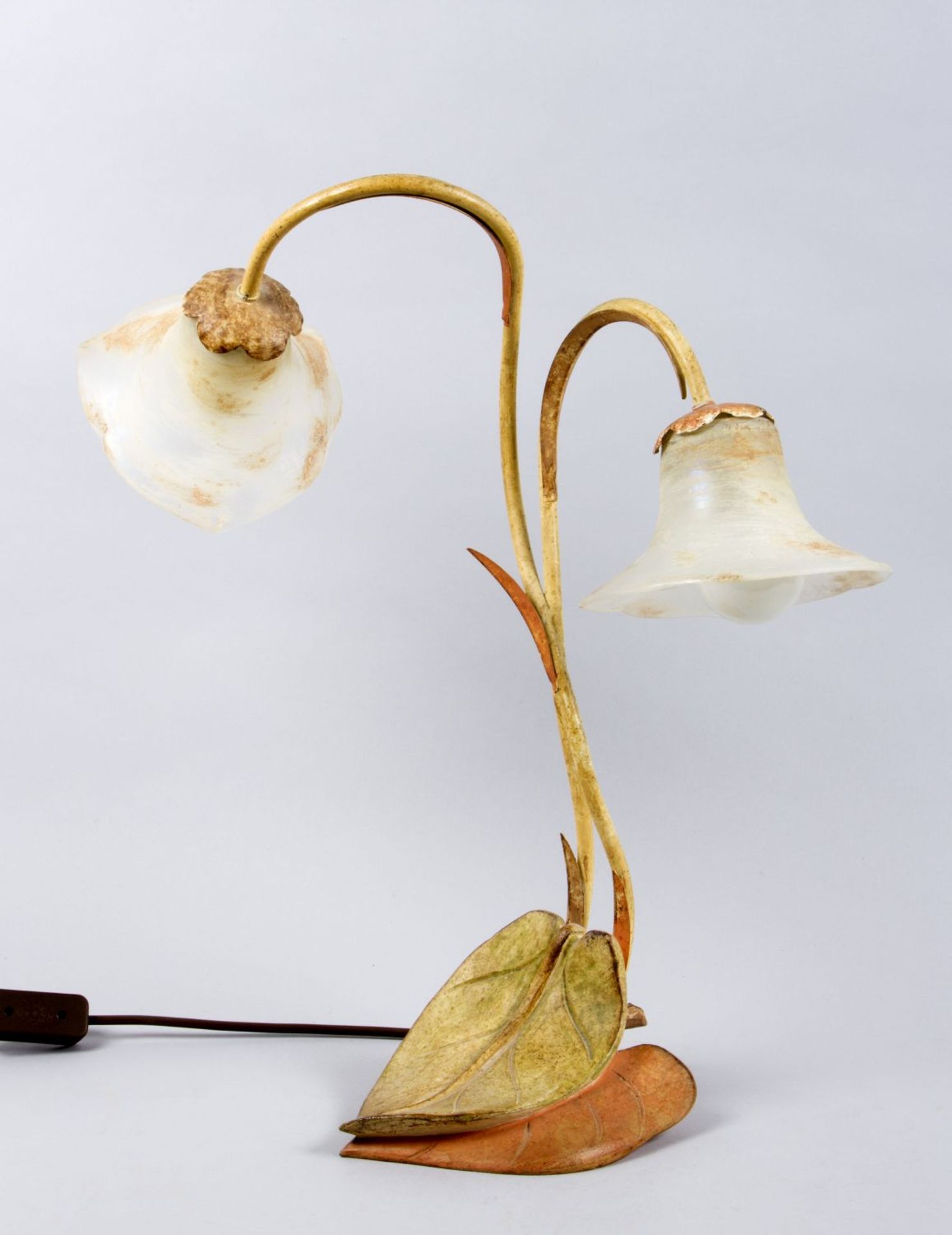 Tischlampe Holz, geschnitzt und Metall. Farbfassung. 2-flammig. Blütenförmiger Mattglasschirm. Itali - Image 2 of 2