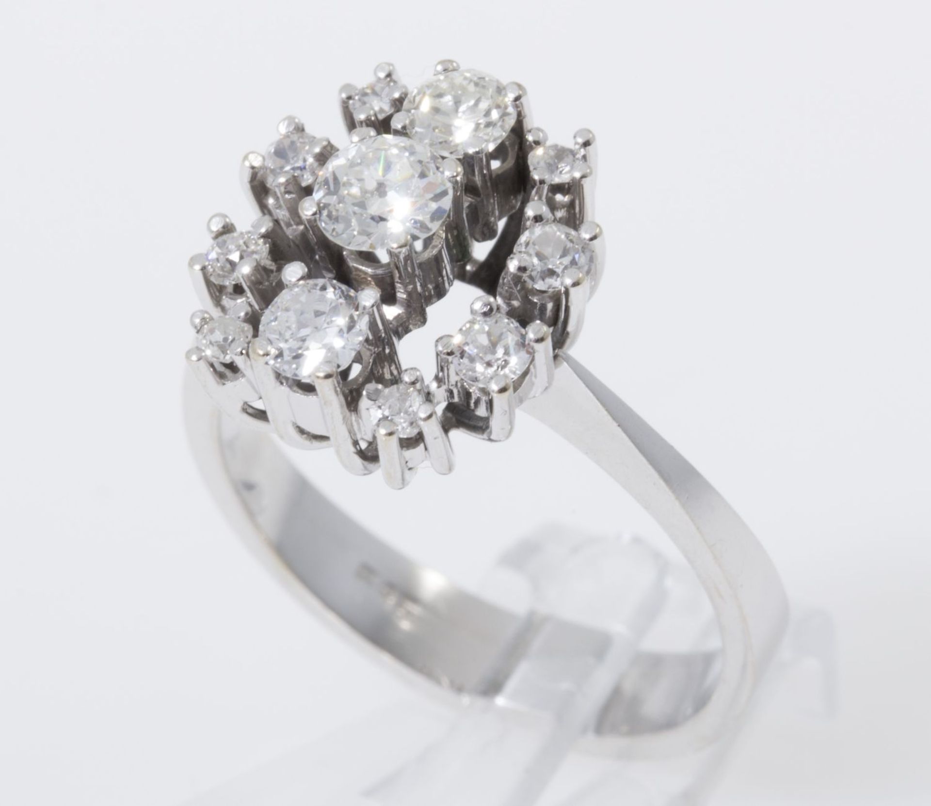 Eleganter Brillant-Diamant-Ring Weißgold 585. Ringkopf ausgefasst mit 3 Brill. zus. ca. 0,45 ct und 