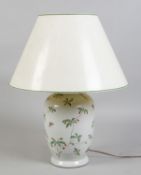 Tischlampe Chinesische Vase mit Bodenmarke. 1-flammig. Farbige Unterglasurmalerei mit Blattzweigen u