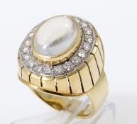 Feiner Mondstein-Diamant-Ring Gelbgold 750. Ringkopf ausgefasst mit Mondsteincabochon und Dia.-Entou