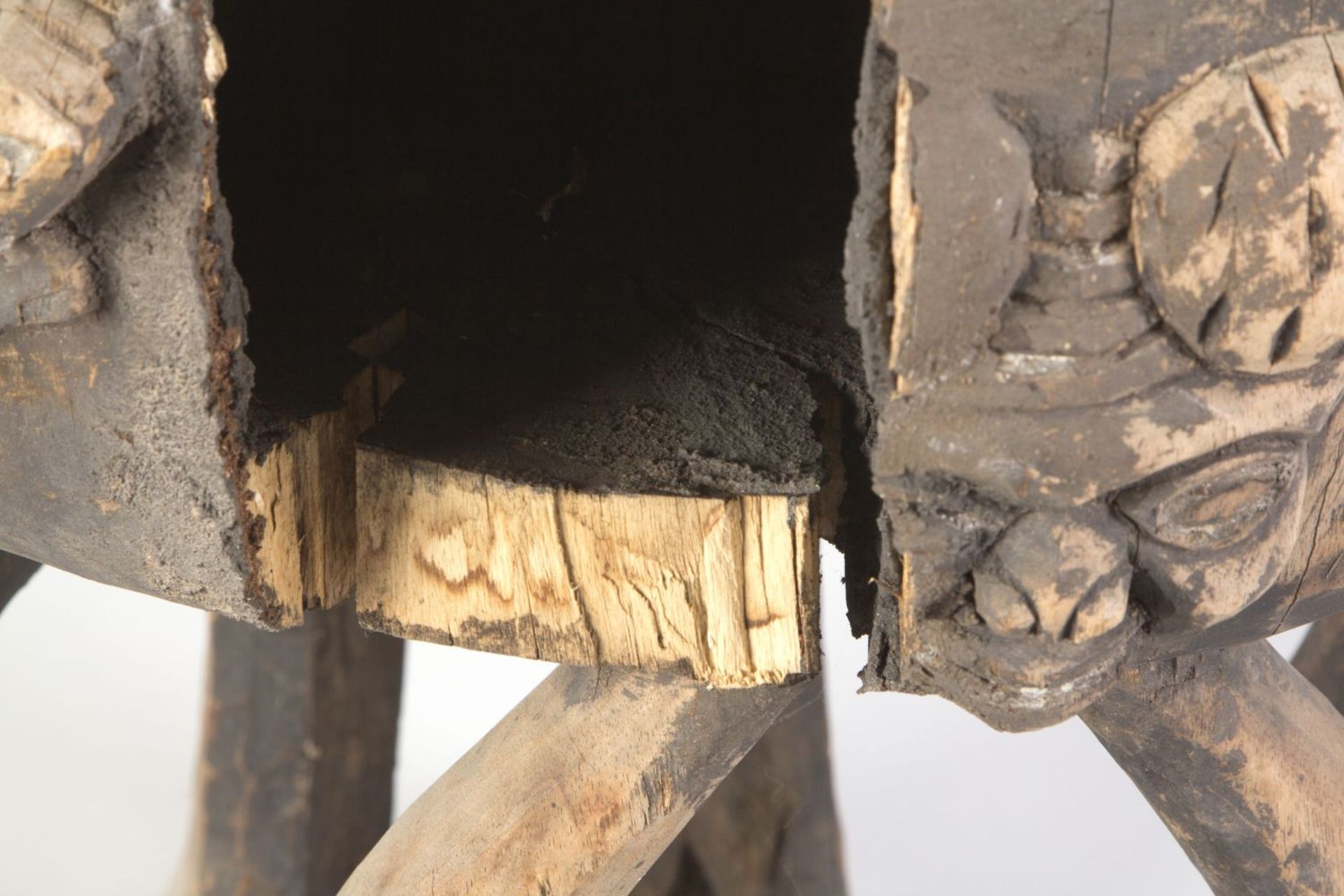 Große sitzende Figur mit Deckelgefäß Holz, geschnitzt. Mit Tiermotiven u.a. Antilopenkopf. BAMILEKE, - Bild 3 aus 3