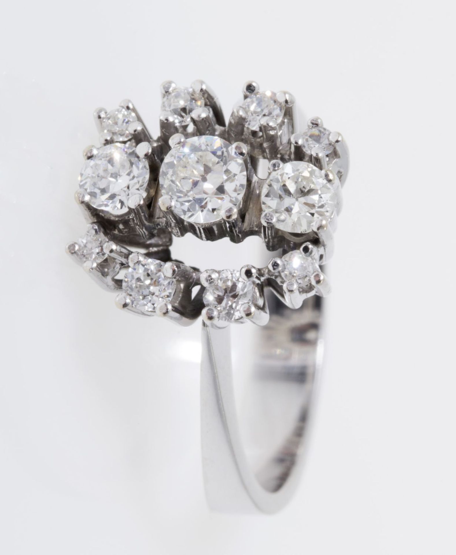 Eleganter Brillant-Diamant-Ring Weißgold 585. Ringkopf ausgefasst mit 3 Brill. zus. ca. 0,45 ct und  - Bild 3 aus 3