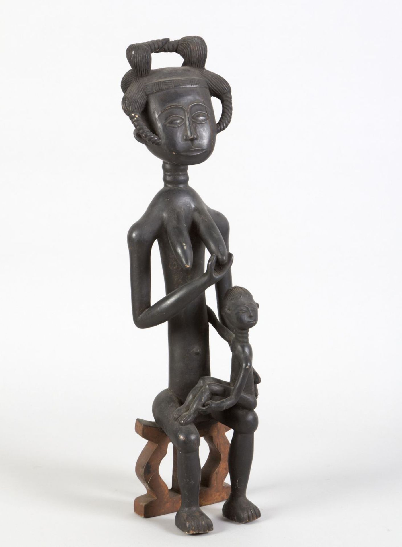 Sitzende weibliche Figur Holz, geschnitzt. Ein Kind auf dem Schoß sitzend. Afrika. H. 77 cm. Besch.