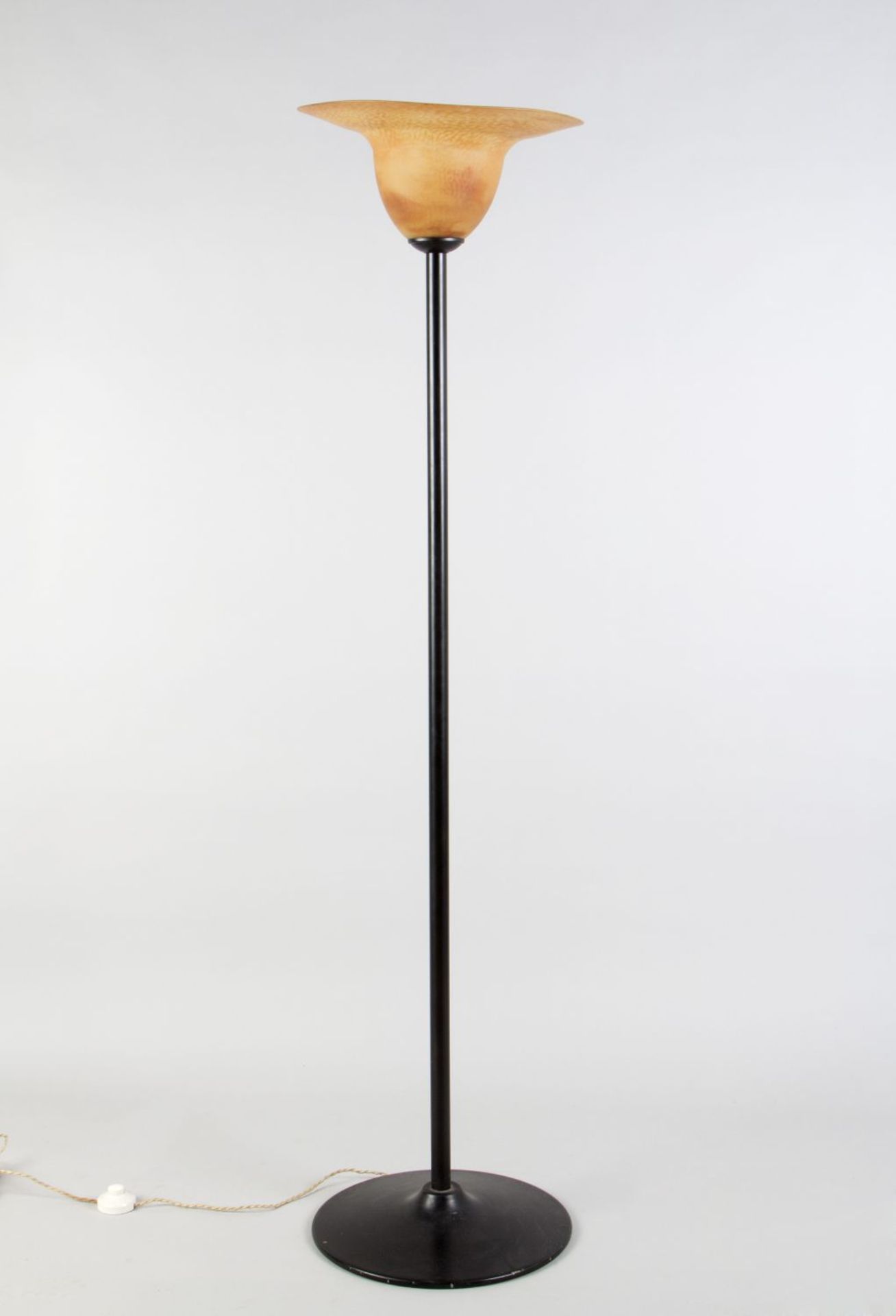 Stehlampe Schwarz lackierter runder Stand und Schaft. Schalenförmiger Schirm aus Überfangglas mit fa