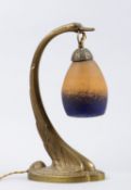 Tischlampe Messingfuß in Form eines Schwanes, sign. C. Rank. 1-flammig. Glocke aus Überfangglas mit 