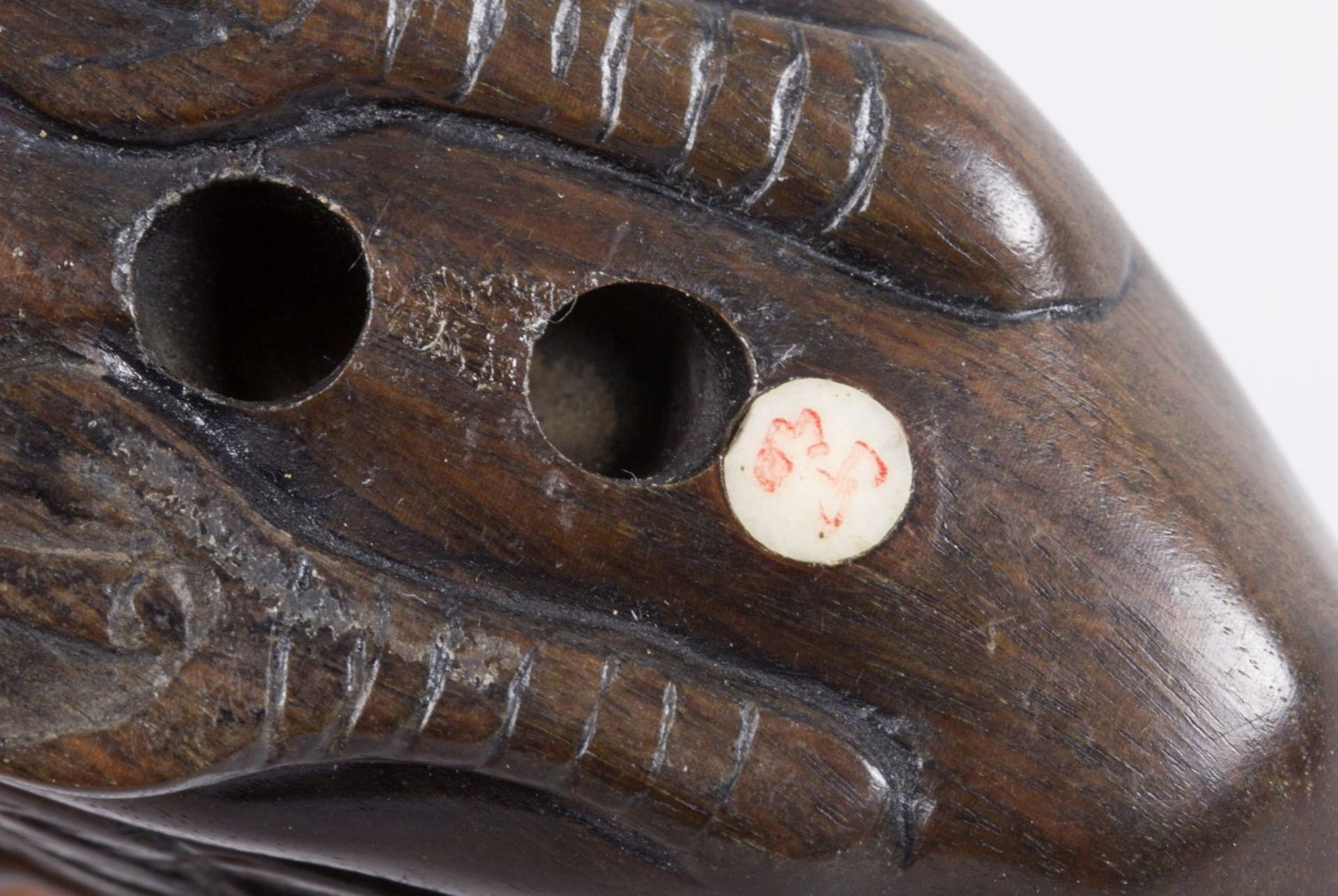 Drei Netsuke Ebenholz, geschnitzt. Hahn. Ente. Gefesselter Knabe mit Ratte. Tlw. sign. Japan. B. bis - Bild 4 aus 4