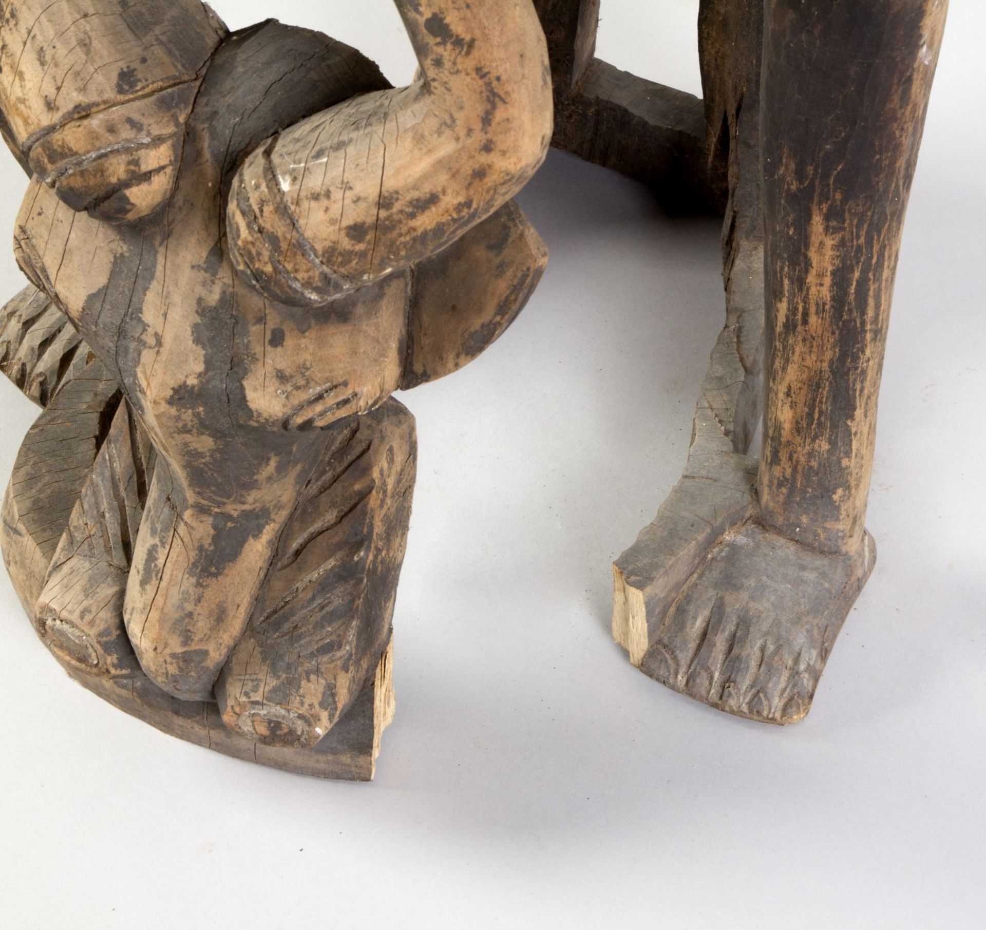 Große sitzende Figur mit Deckelgefäß Holz, geschnitzt. Mit Tiermotiven u.a. Antilopenkopf. BAMILEKE, - Bild 2 aus 3