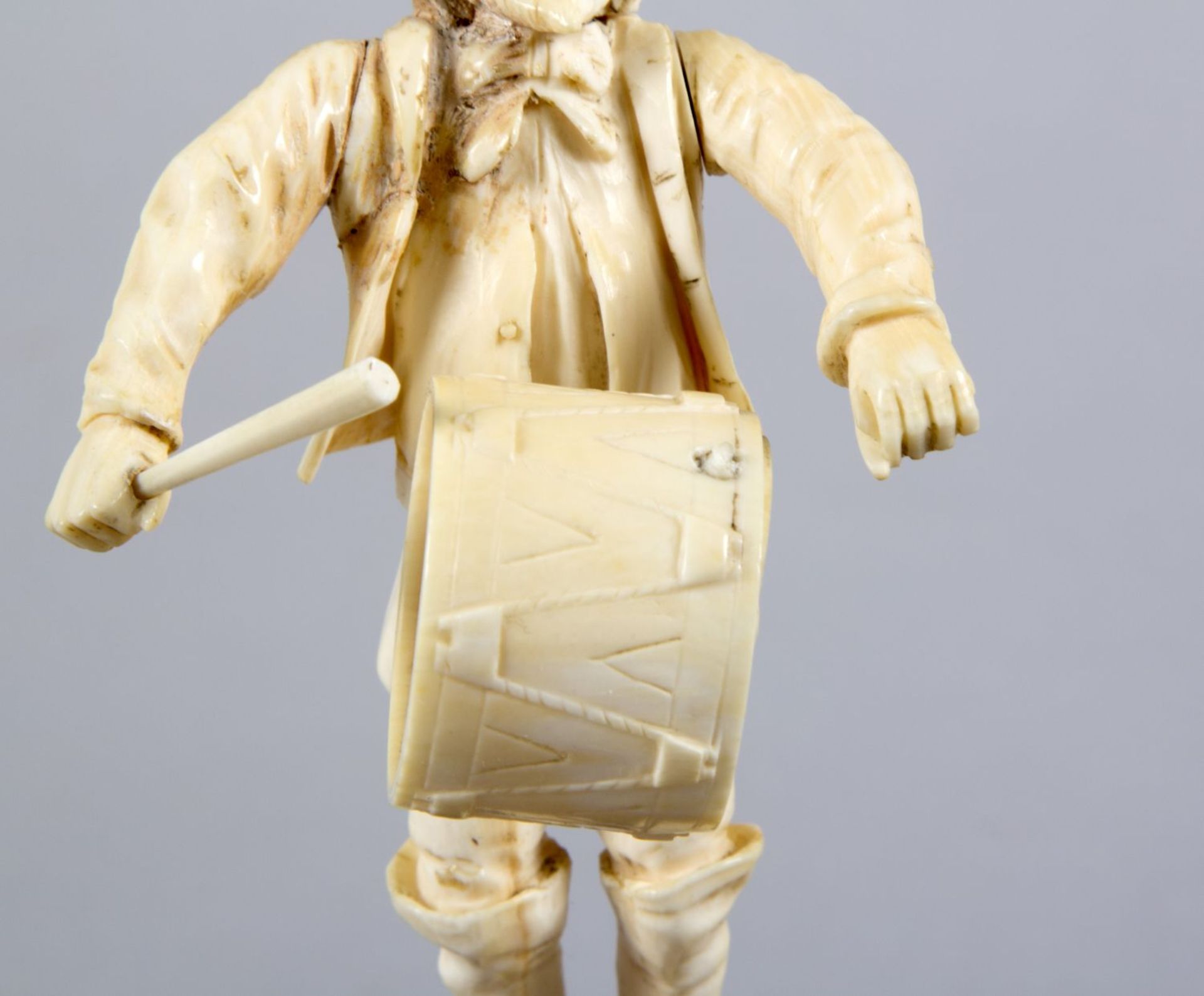 Drei Musiker-Miniaturfiguren Elfenbein, geschnitzt. Vollplastische Standfiguren mit Cello, Trompete  - Bild 3 aus 4