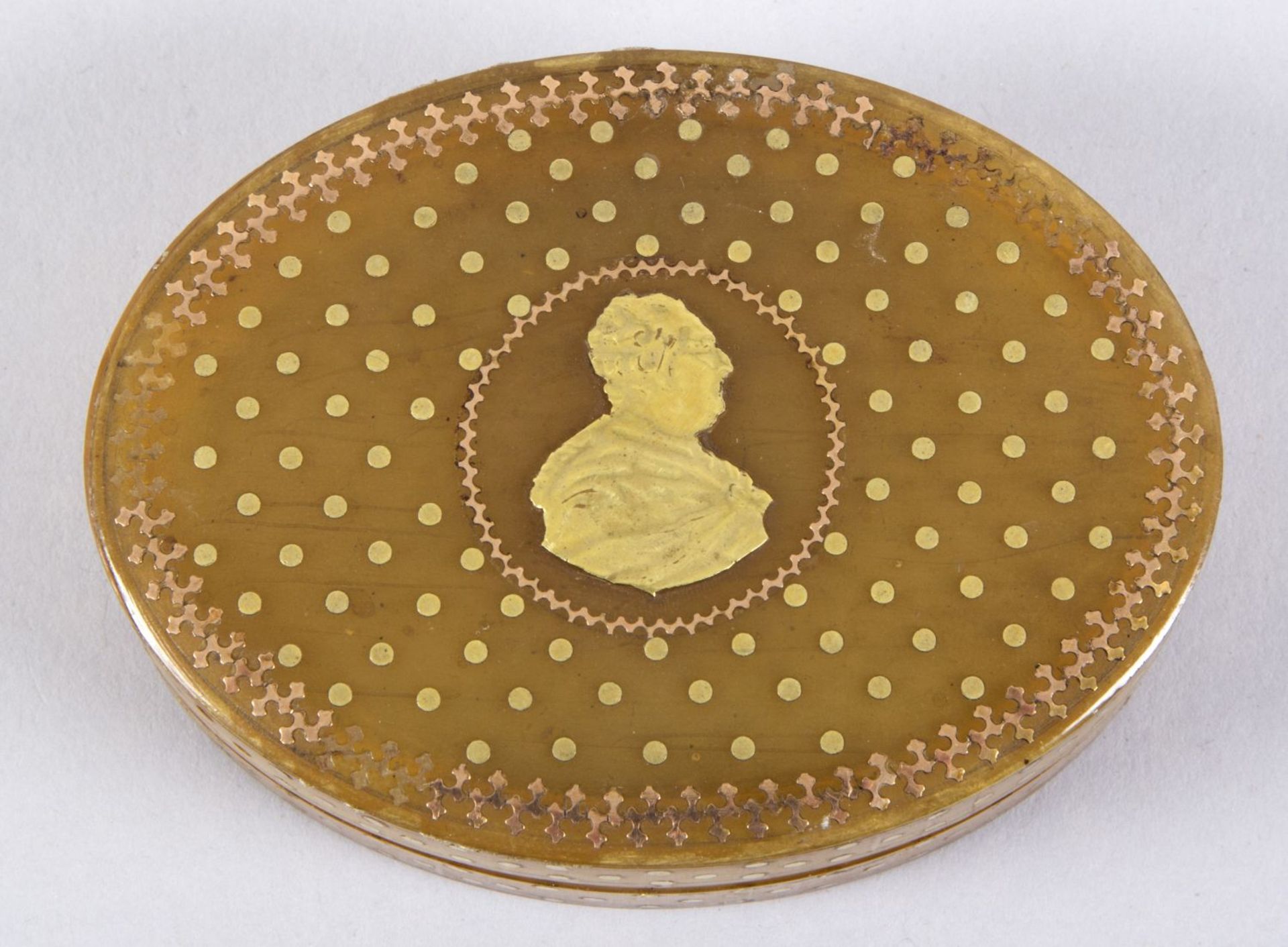 Ovale Dose Horn. Eingelegter Golddekor. Auf dem Scharnierdeckel ein Portrait eines Edelmannes im Pro - Bild 2 aus 2