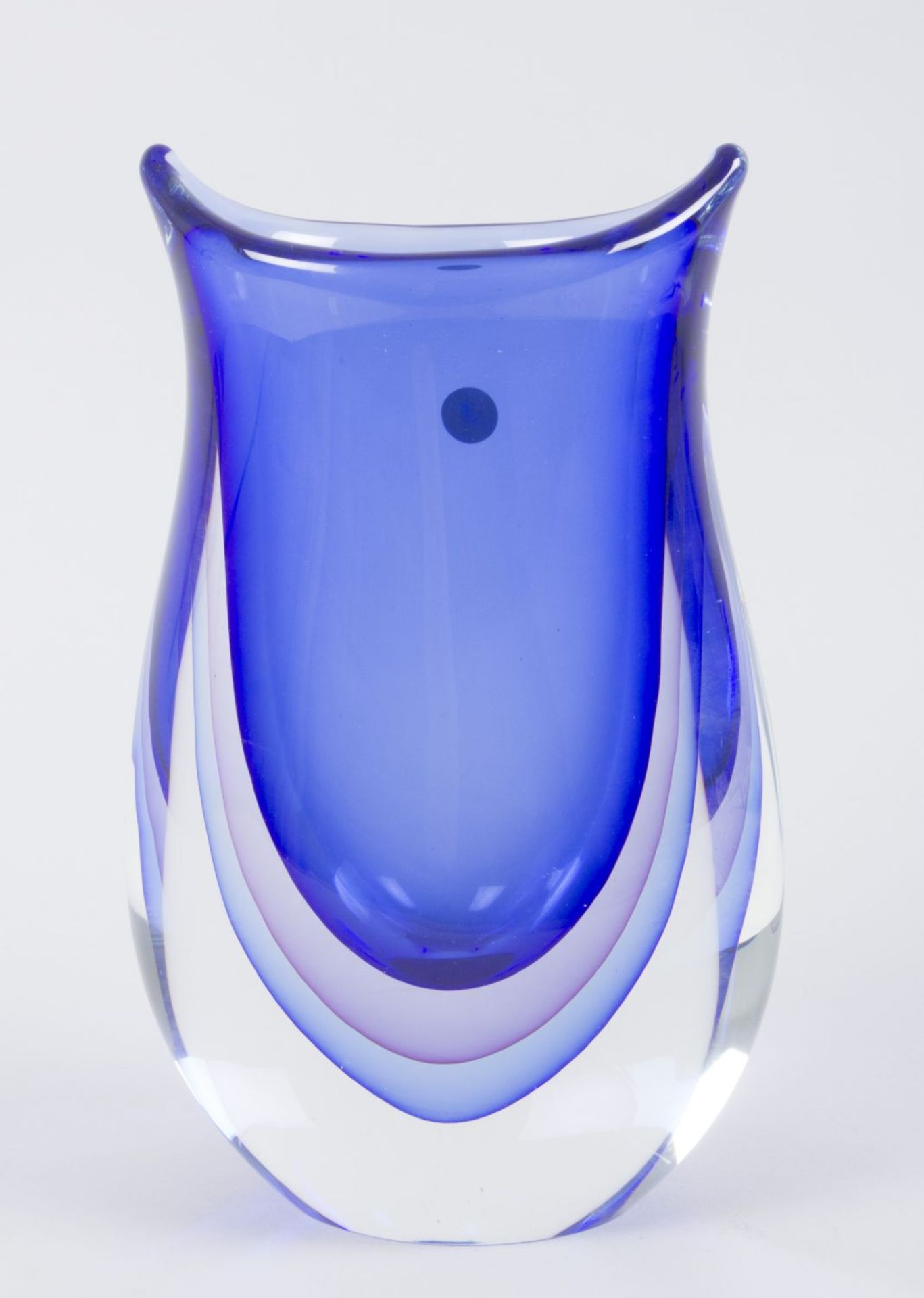 Murano-Vase ''sommerso'' Dickwandiges farbloses Glas, unterfangen in Blau und Violett. Nach Entwurf 