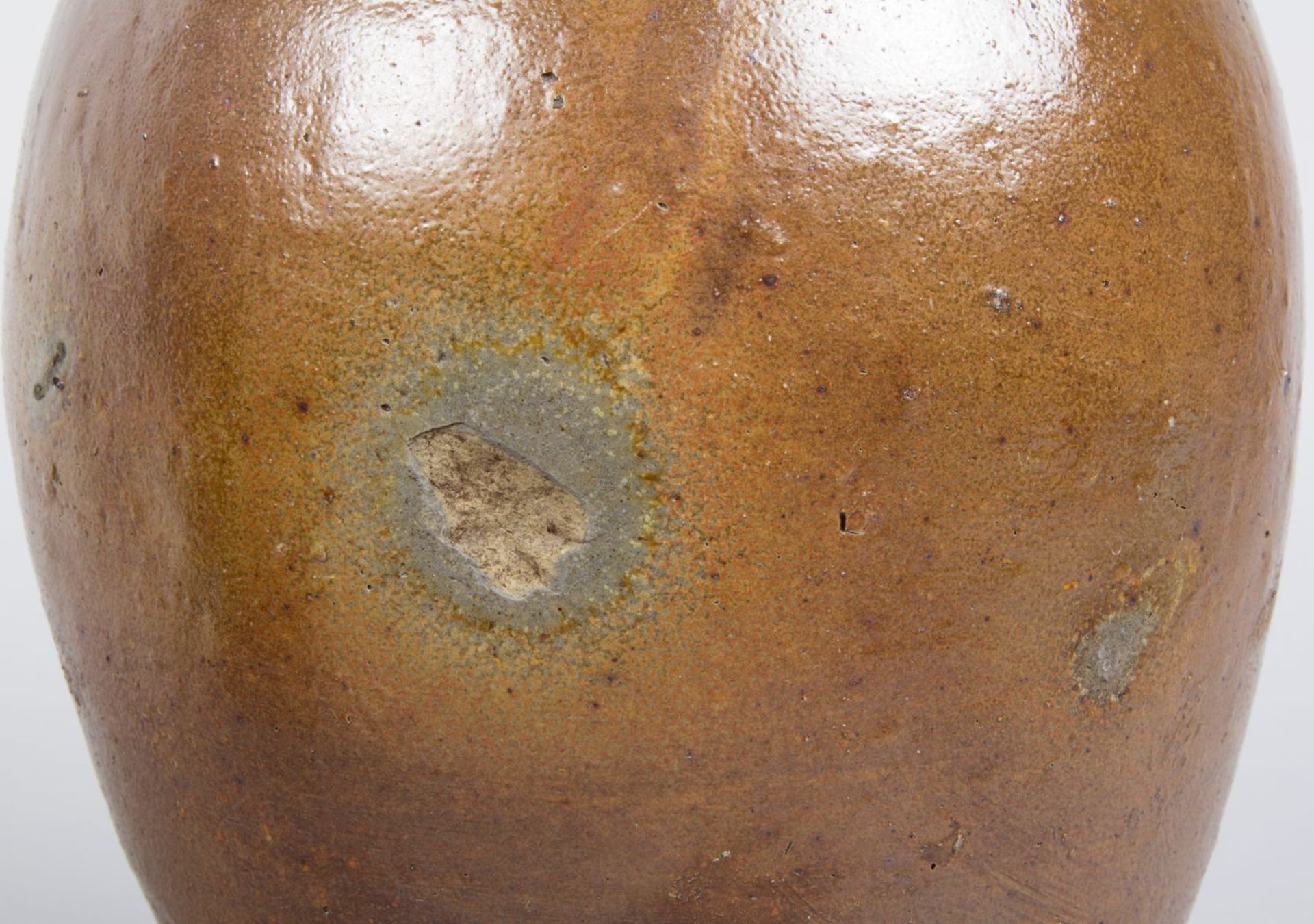 Zwei große Krüge Graues Steinzeug mit brauner Salzglasur. Versch. Formen und Dekore, u.a. 1 Ex. mit  - Bild 3 aus 3