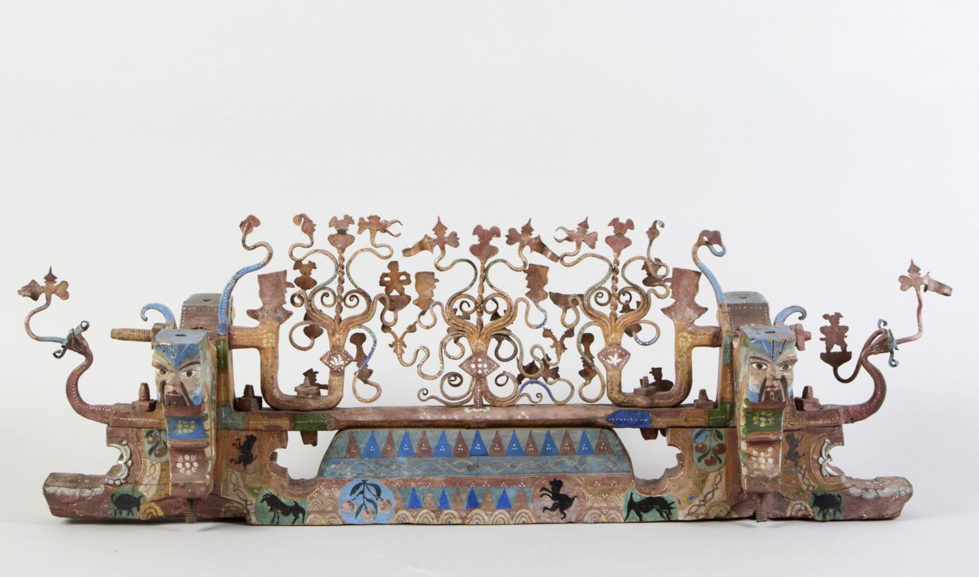 Caretta Achse eines sizilianischen Eselkarrens. Holz mit Schmiedeeisenschmuck. Farbfassung. 19. Jh.  - Bild 2 aus 2