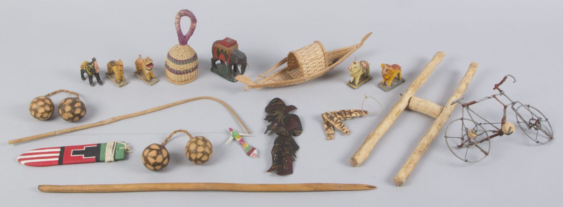 Konvolut Figuren u.a. Versch. Materialien u.a. Holz und Keramik. China, Indien u.a. H. bis 23 cm. Ca - Bild 5 aus 5