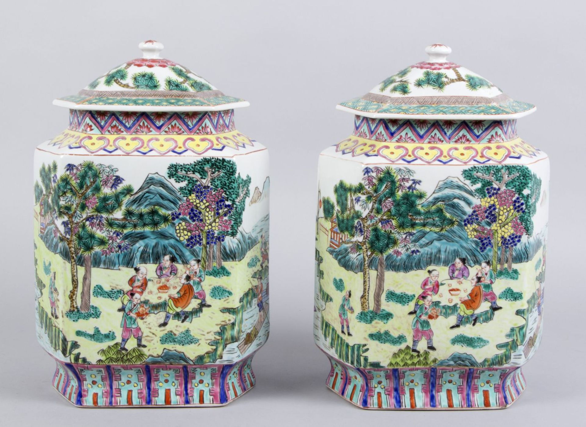 Ein Paar Deckelvasen Porzellan. Polychromer Landschaftsdekor mit Personen. China. H. bis 35 cm. Tlw.