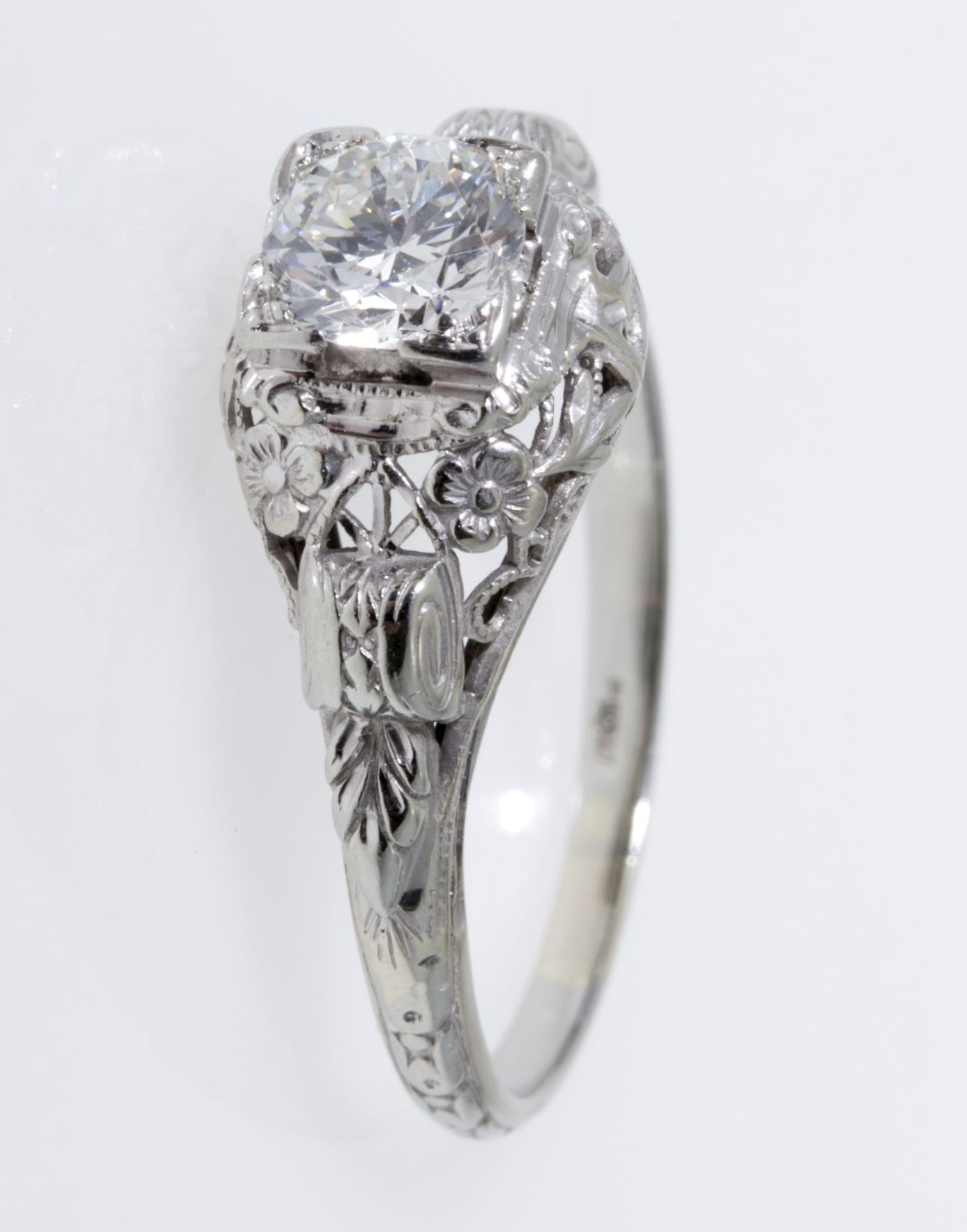 Solitär-Diamant-Ring Weißgold 585 (geprüft). Floral durchbrochener Ringkopf ausgefasst mit Altschlif - Image 3 of 3