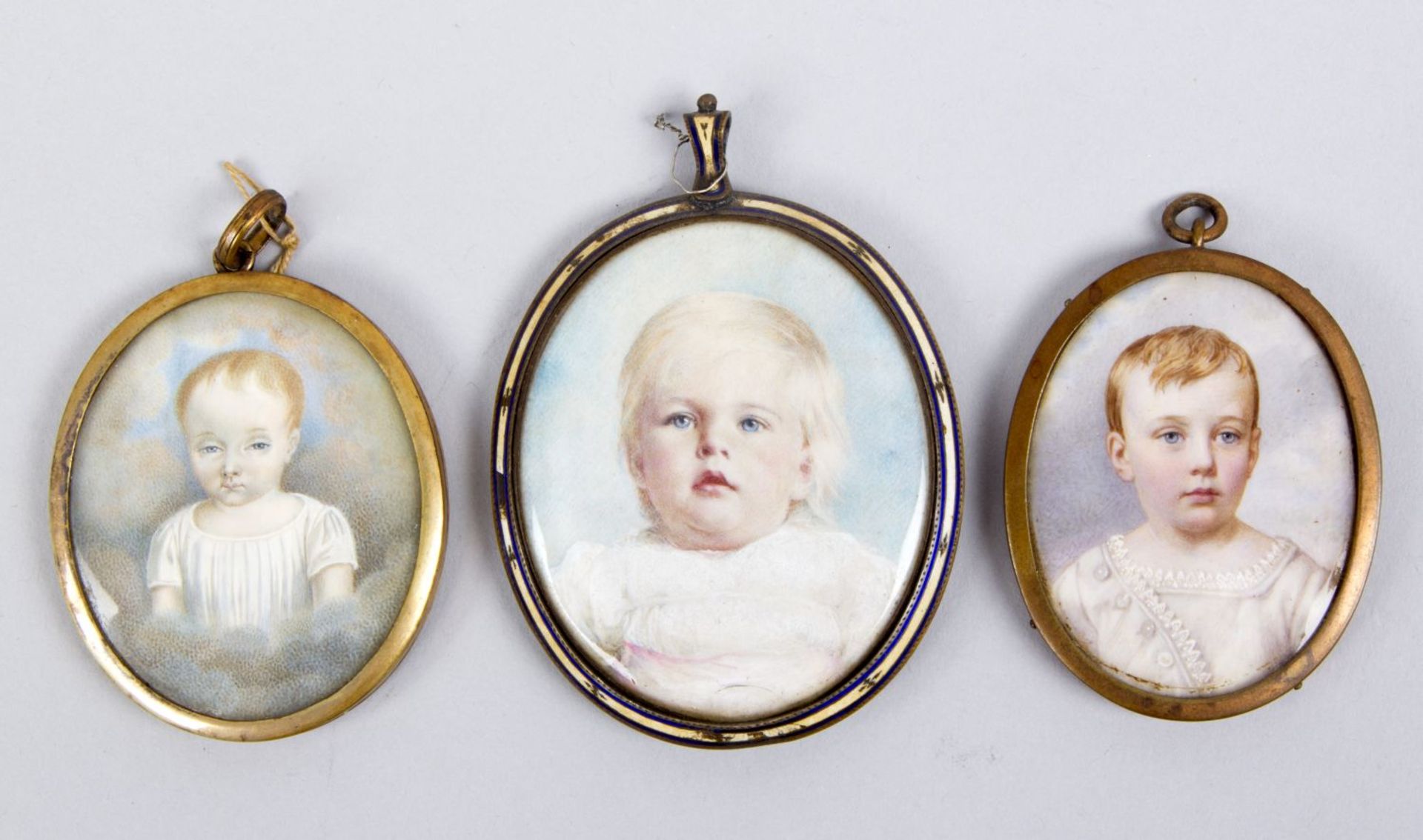 Deutsch, Ende 19. Jh. Kinderportraits. 3 Miniaturmalereien. Bis 6 x 5 cm.