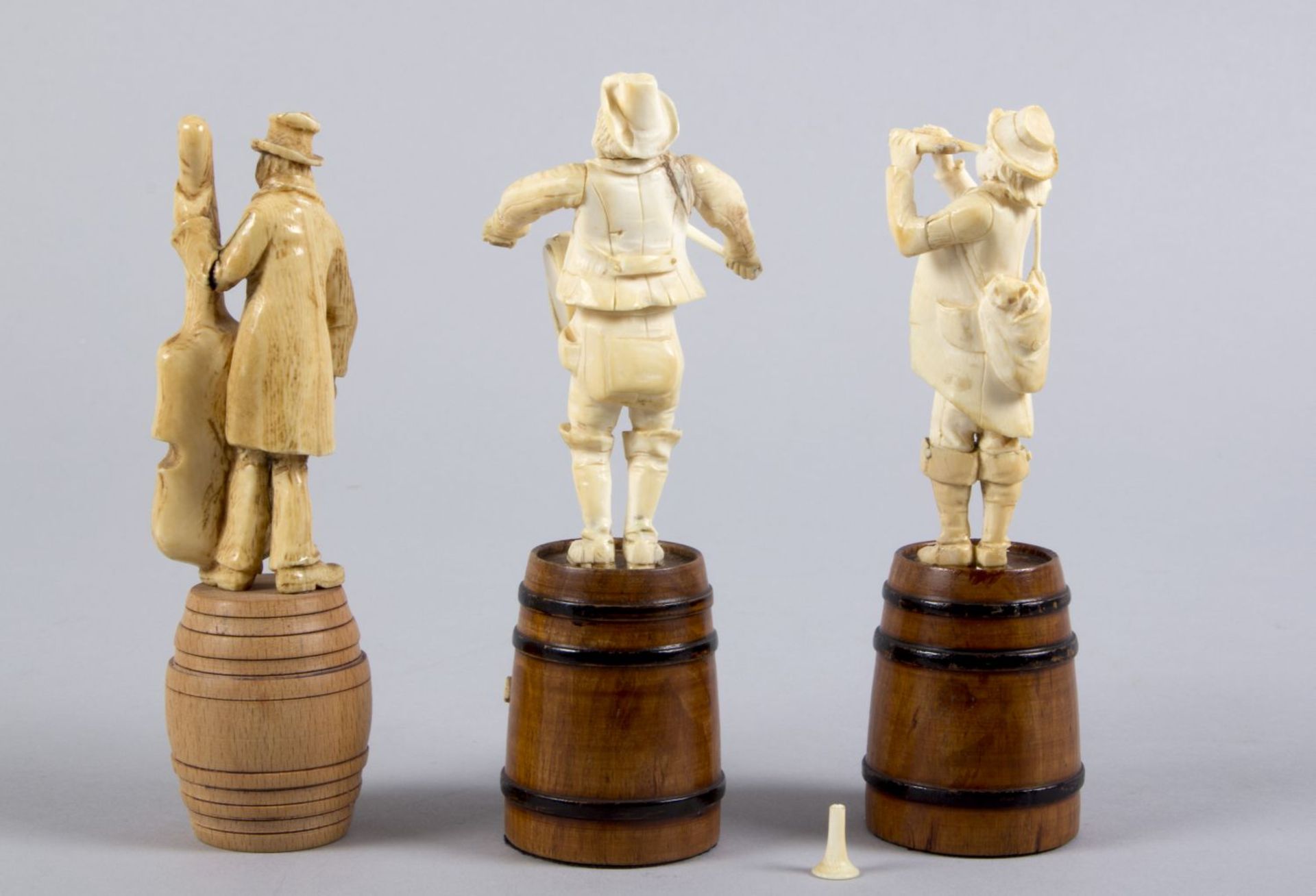 Drei Musiker-Miniaturfiguren Elfenbein, geschnitzt. Vollplastische Standfiguren mit Cello, Trompete  - Bild 2 aus 4