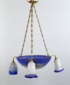 Deckenleuchter Schale und Glocken aus farbl. Überfangglas mit blauen Pulvereinschmelzungen. 4-flammi