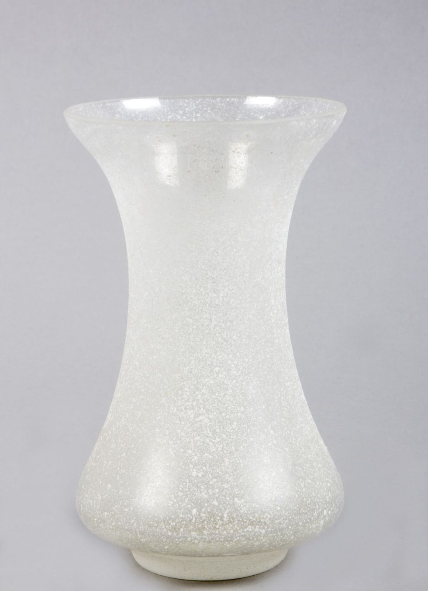 Kleine Murano-Vase ''scavo'' Farbloses Glas. Pulvereinschmelzungen in Weiß. Klebeetikett seguso vetr