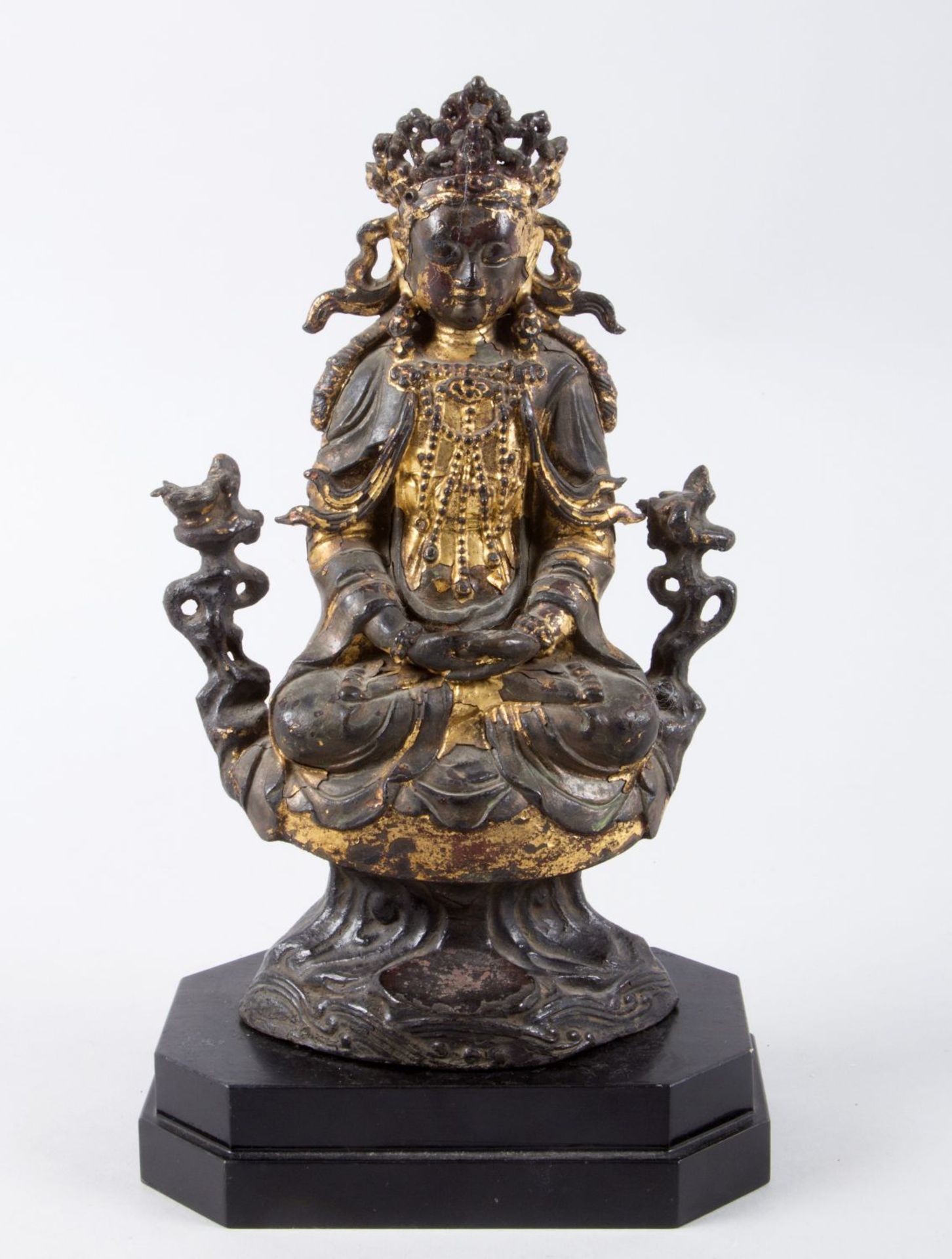 Guanyin Bronze. Reste einer Vergoldung. Im Lotossitz. Die Hände ruhen auf dem Schoß in der Meditatio