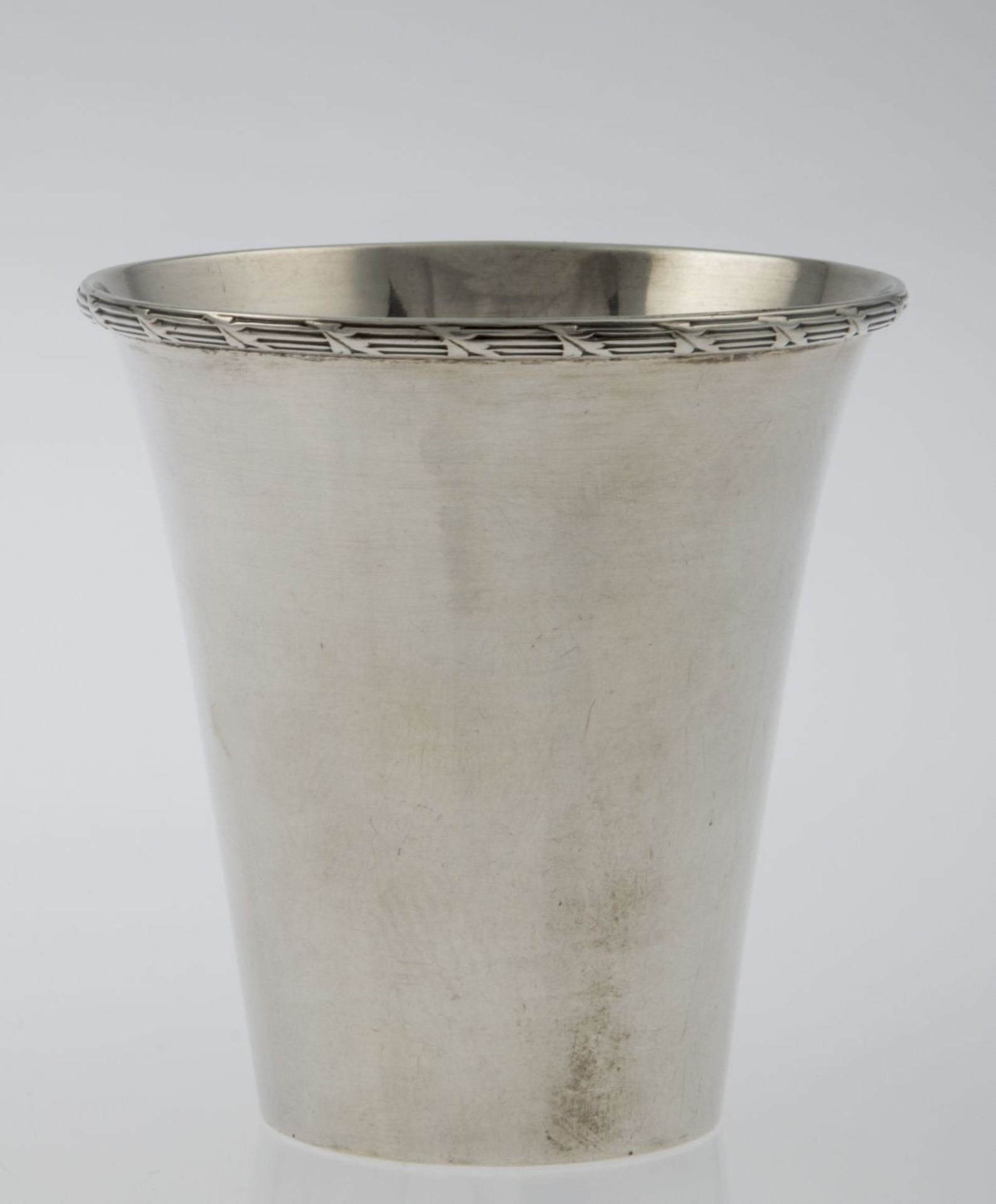 Becher Sterlingsilber. Konische Form. Profilierter Rand. London, 1905. H. 10,5 cm. Ca. 170 g. Alters