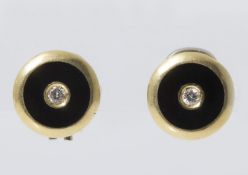 Ein Paar Ohrclips Gelbgold 750. Runde Form. Ausgefasst mit kleinem Brill. und schwarzem Email. D. 1,