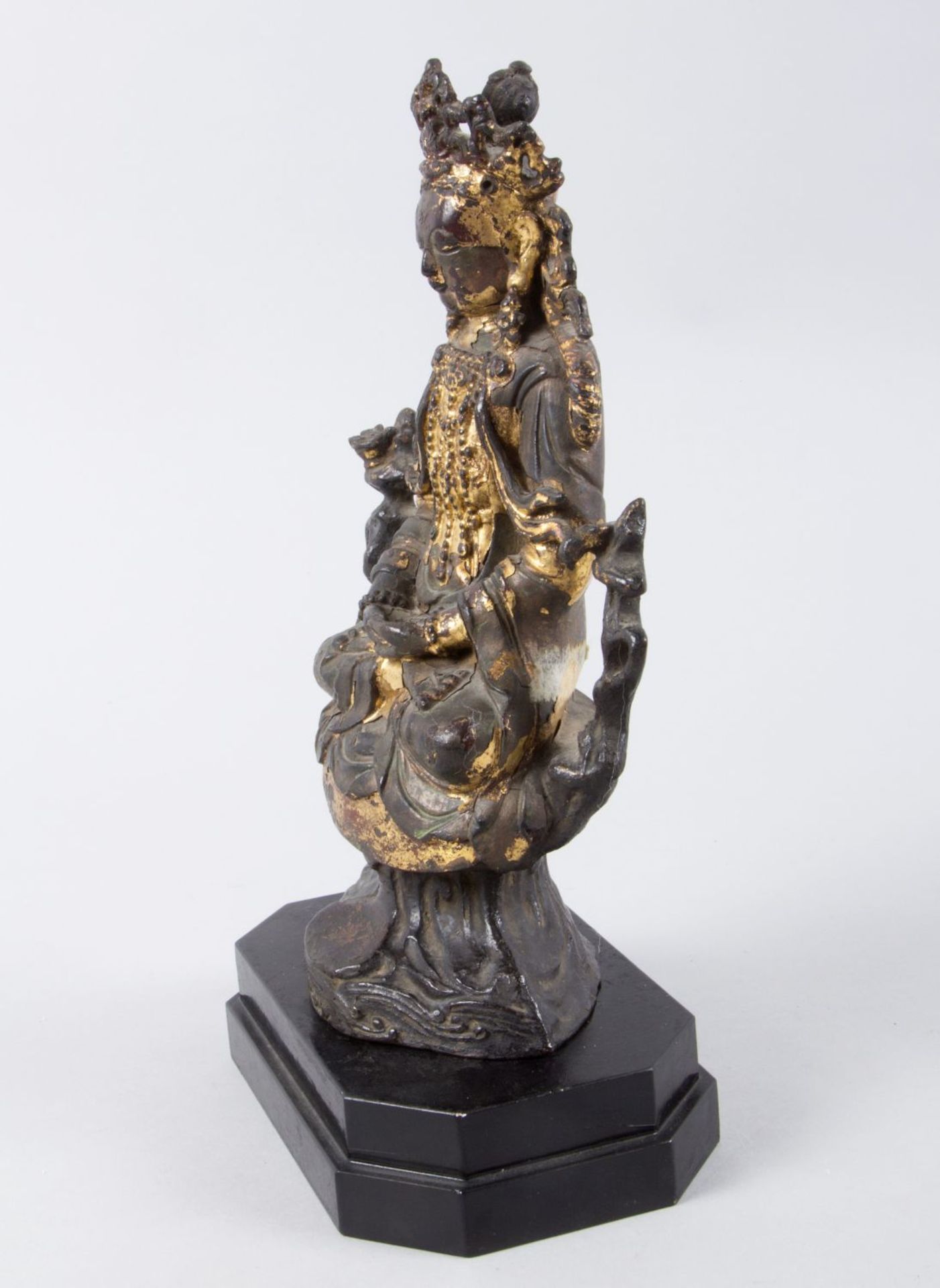 Guanyin Bronze. Reste einer Vergoldung. Im Lotossitz. Die Hände ruhen auf dem Schoß in der Meditatio - Bild 2 aus 6