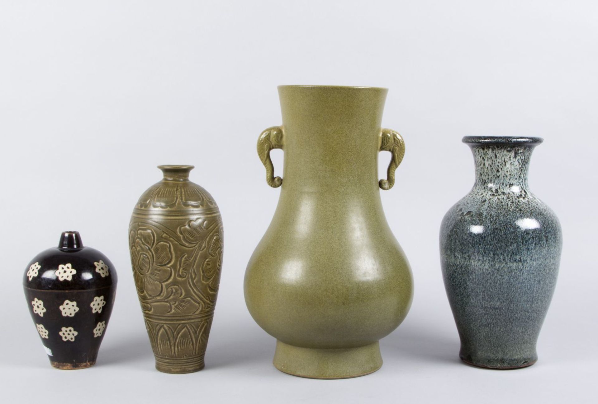 Vier Vasen Keramik. Versch. Formen und Glasuren u.a. Hasenfellglasur. 1 mit floralem Ritzdekor. Chin