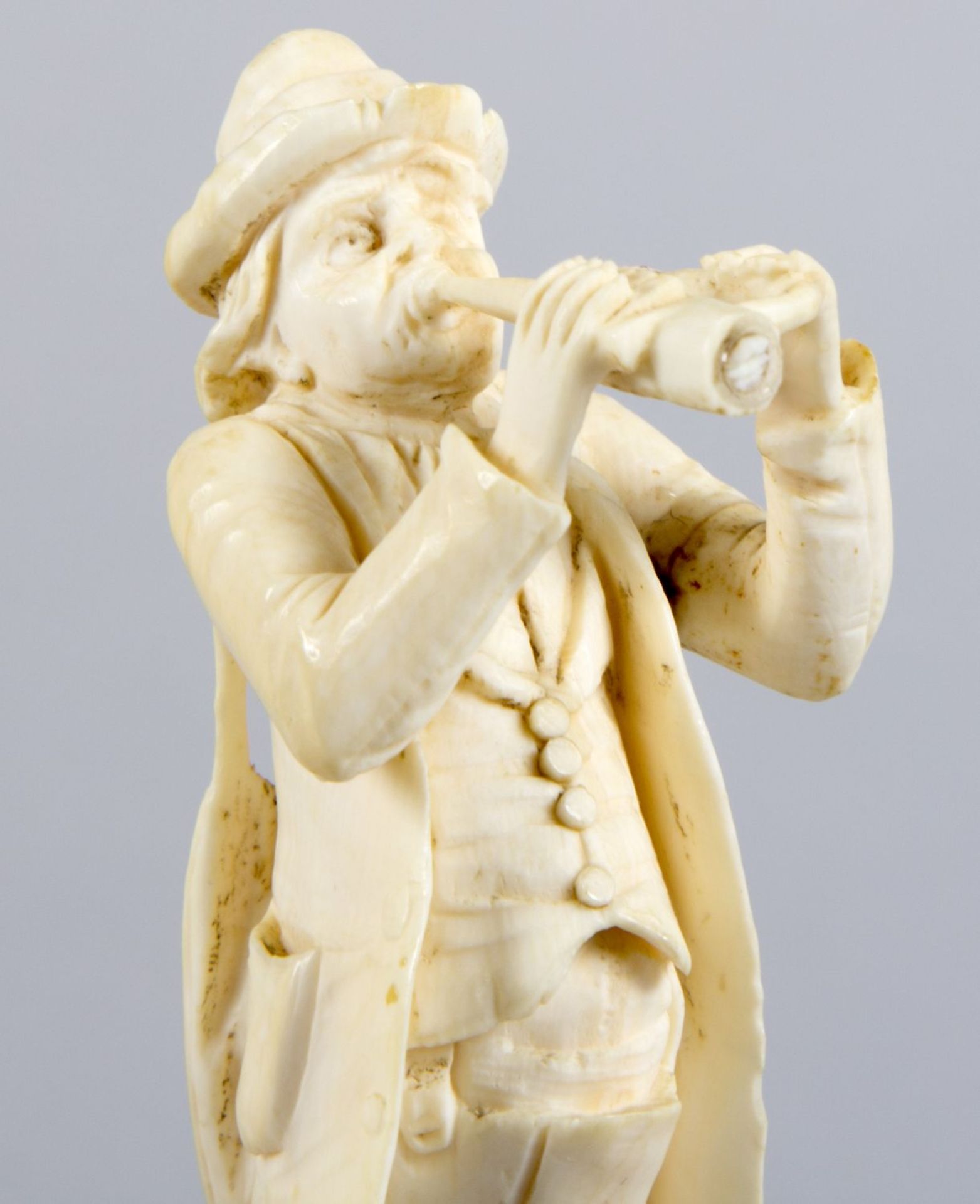 Drei Musiker-Miniaturfiguren Elfenbein, geschnitzt. Vollplastische Standfiguren mit Cello, Trompete  - Bild 4 aus 4