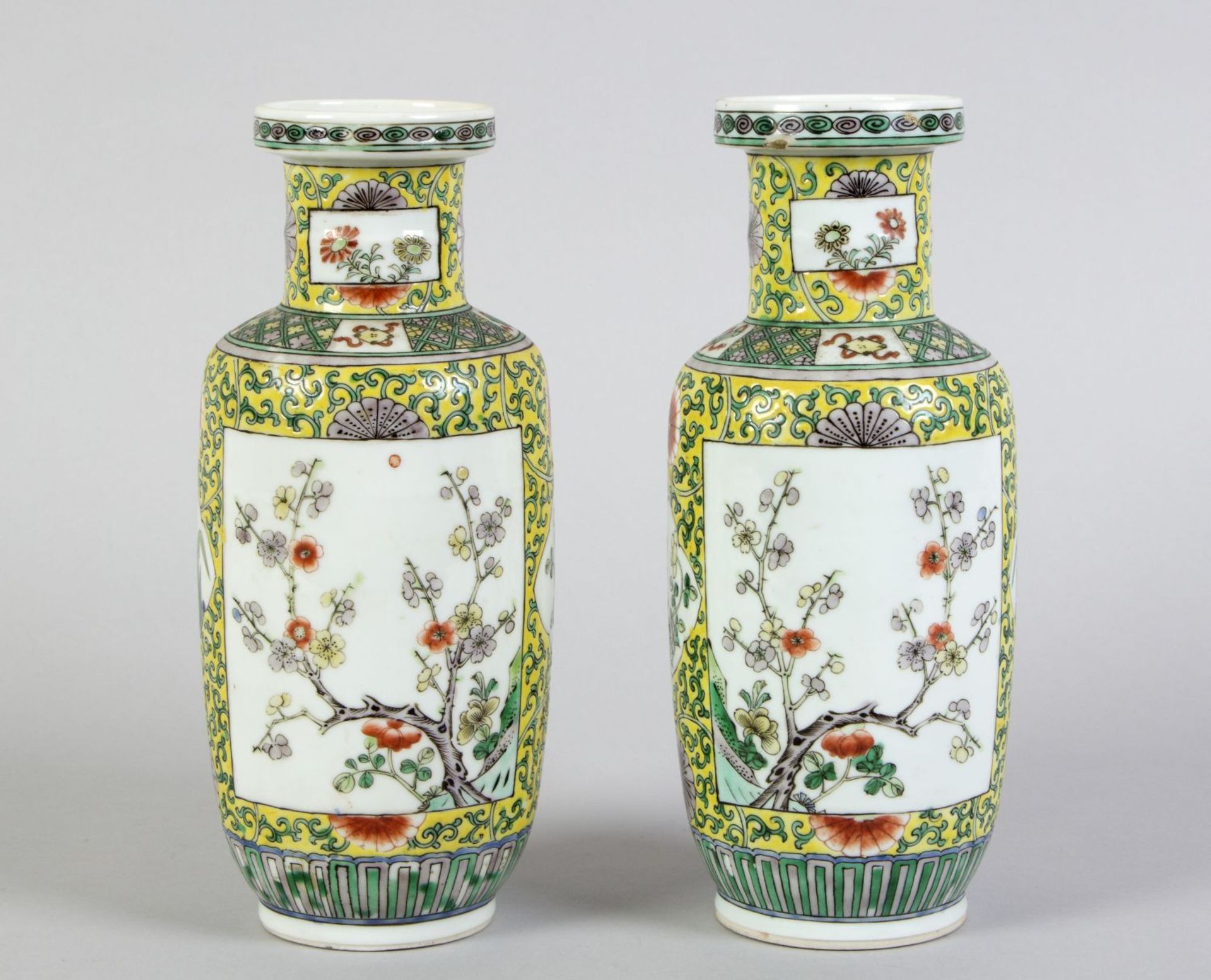 Ein Paar Vasen Porzellan. - Bild 3 aus 4