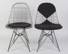 Ein Paar Wire Chairs DKR Verstrebtes