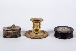 Zwei Dosen und Kerzenleuchter Metall, Holz und Messing. Versch. Dekore. H. bis 5,5 cm.