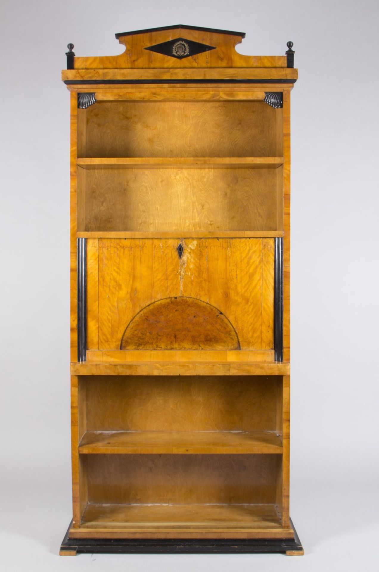 Bücherregal Nussbaum. Vierkantfüße. Schreibklappe. Fächer. Giebelabschluss. Biedermeierform. 206 x 8