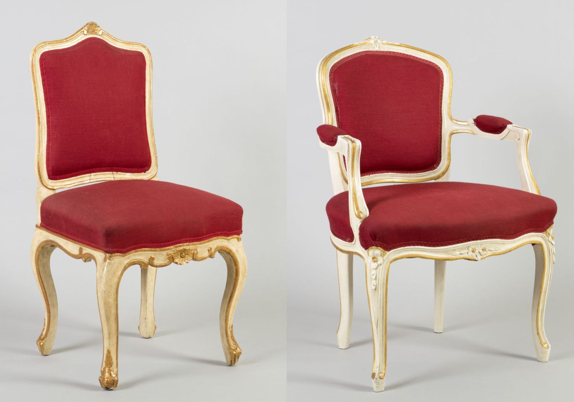 Barock-Stuhl und Armlehnstuhl im Barockstil Holz. Weiß- und Goldfassung. Geschweifte Gestelle. Relie