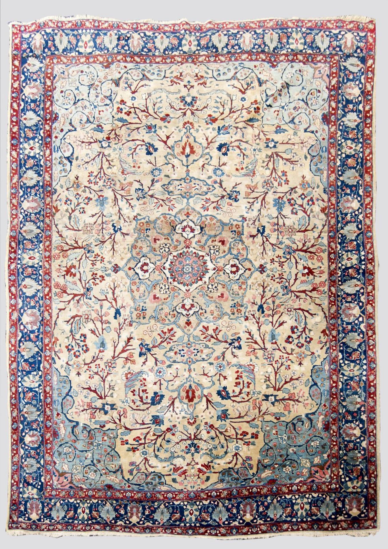 Teppich Beigegrundig. Blatt- und Blütenranken. Zentrales Medaillon. Persien. 365 x 277 cm. Stellenwe