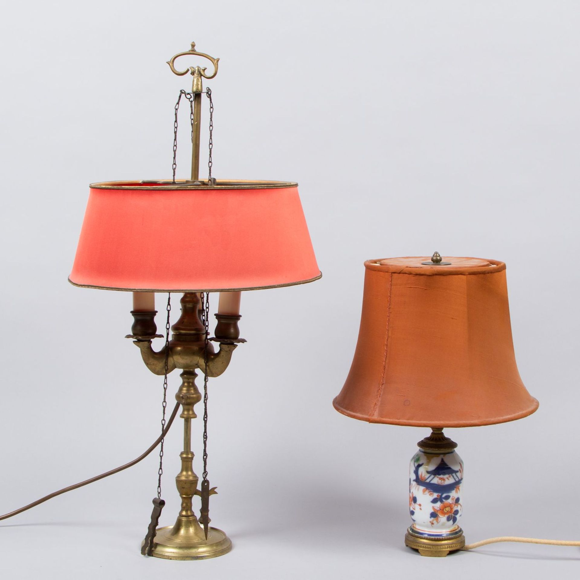 Zwei Tischlampen Bouilott-Lampe. Messing. 3-flammig. Höhenverstellbar. Kunststoffschirm. H. 63 cm. A