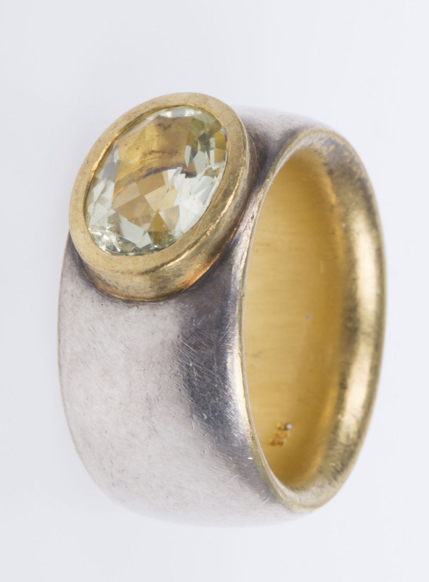 Ring der Münchner Goldschmiedin Dagmar Stühler Sterlingsilber, tlw. vergoldet. Ausgefasst mit ovalem - Bild 3 aus 4