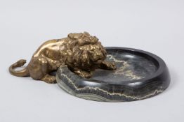 Schale mit Löwenfigur Marmor und Bronze. Anf. 20. Jh. B. 43 cm. Best. Alters- und Gebrauchssp.