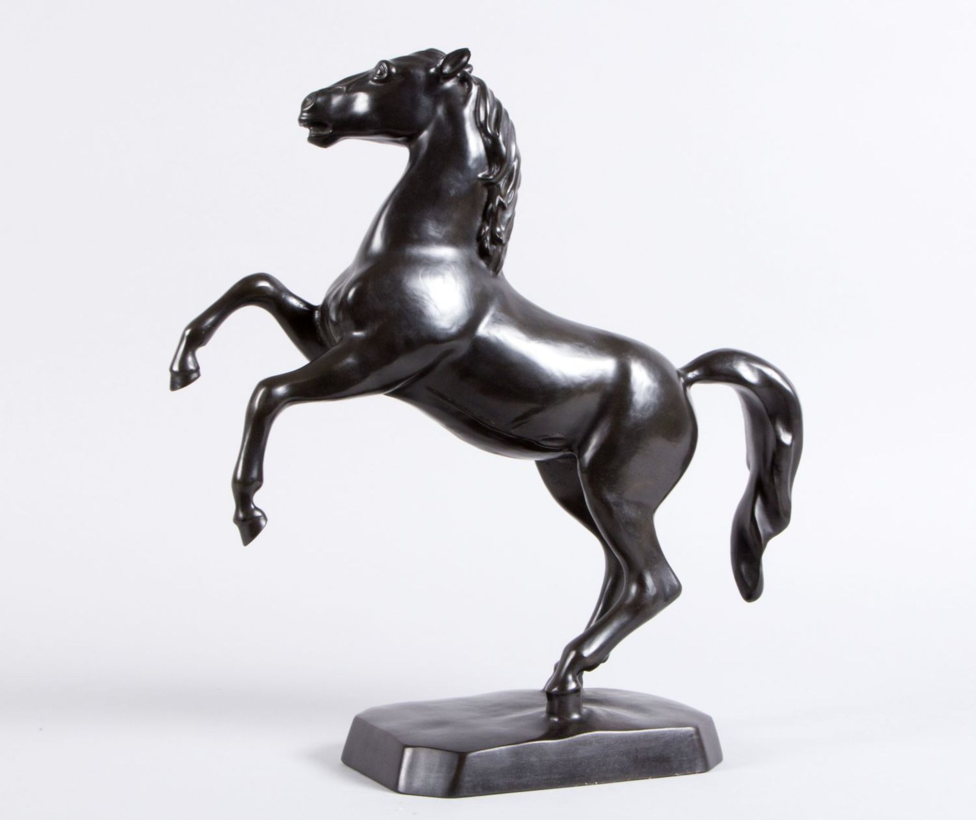Monogrammist BW Steigendes Pferd. Bronze, schwarz patiniert. Bez. 1991. H. 42,5 cm. - Image 2 of 3