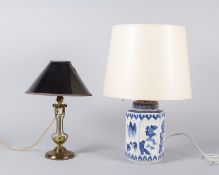 Zwei Tischlampen Chinesische Deckelvase als Lampenfuß bzw. schwenkbarer Messingfuß. 1-flammig. Helle