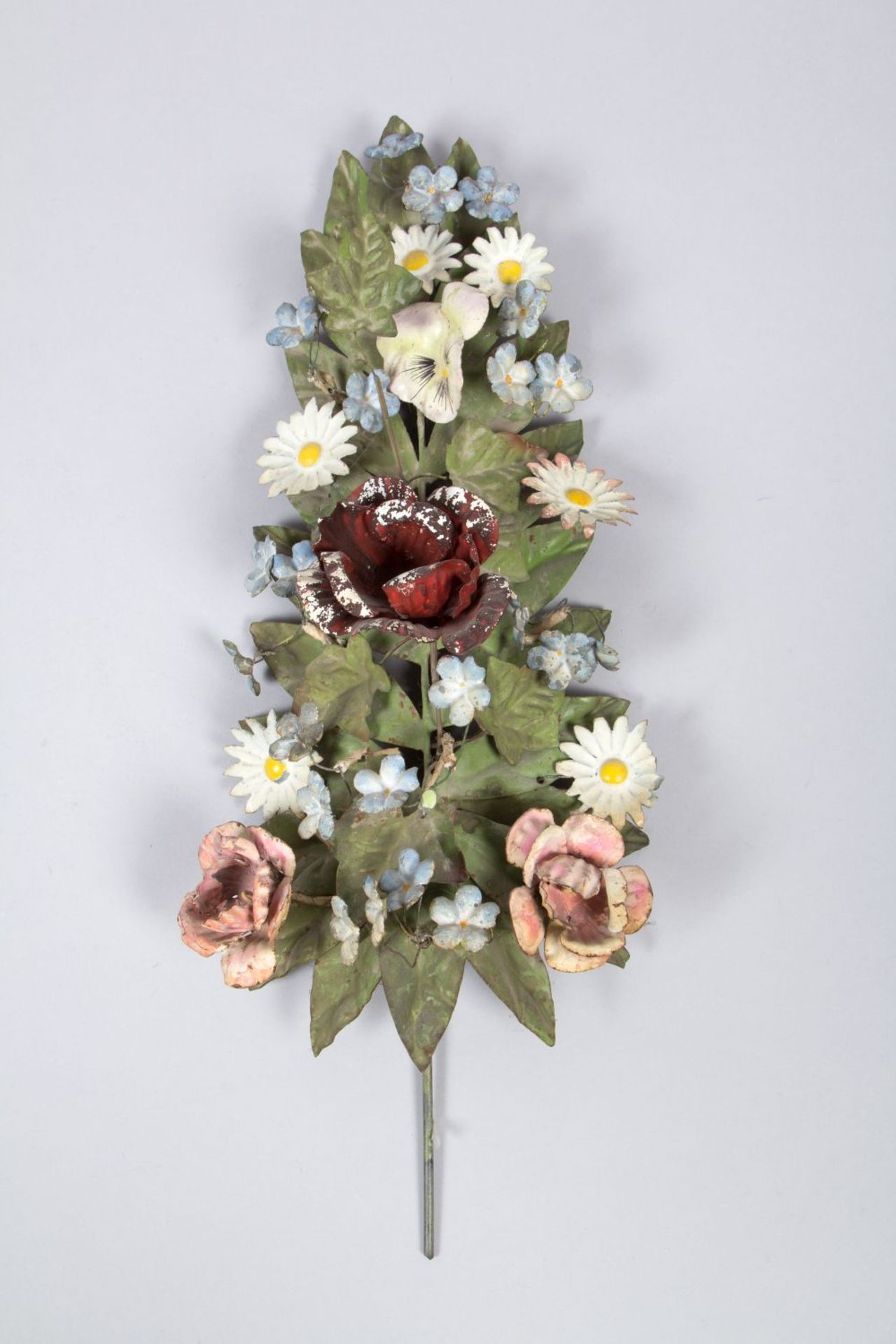 Altarblumenstrauß Schmiedeeisen, polychrom gefasst. H. 44 cm.
