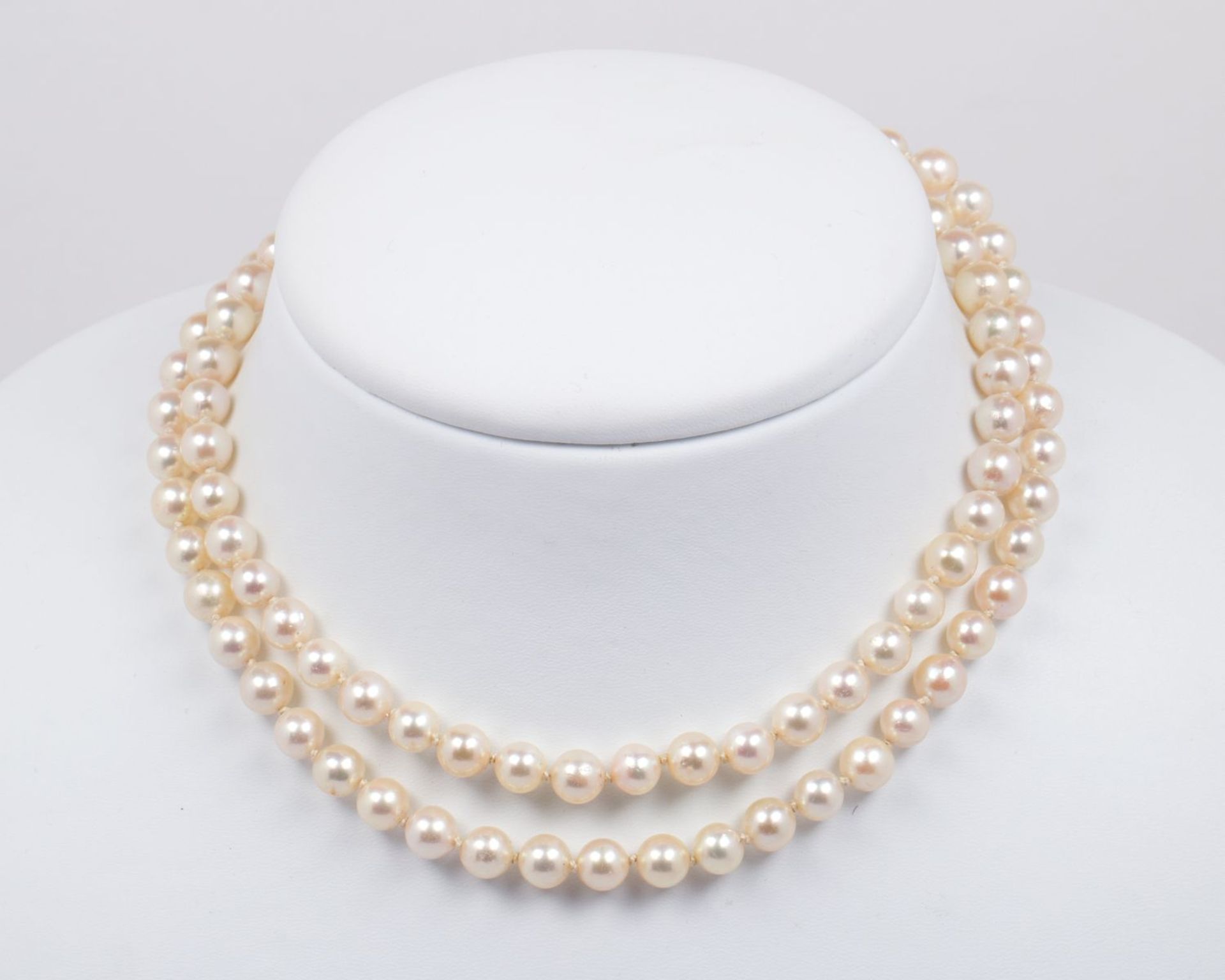 Lange Perlenkette Akoya-Zuchtperlen, D. ca. 7-7,5 mm, champagnerfarben. Magnetkugelverschluss aus St