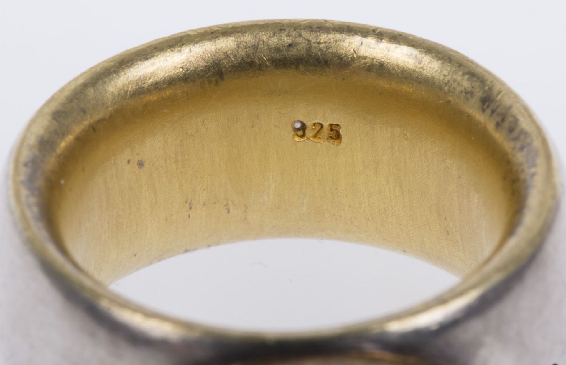 Ring der Münchner Goldschmiedin Dagmar Stühler Sterlingsilber, tlw. vergoldet. Ausgefasst mit ovalem - Bild 4 aus 4