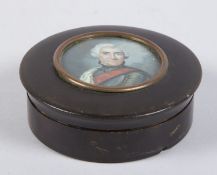 Runde Dose Korpus mit Stülpdeckel aus Schildpatt. Miniaturportrait eines Herren. England, 18. Jh. D.